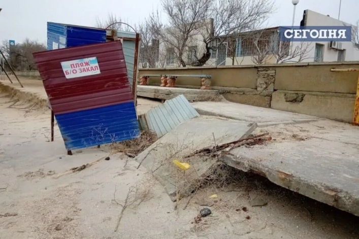 Фото последствий шторма в Кирилловке - базы отдыха стоят в воде